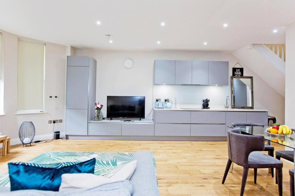 F1 Outstanding 1 Bed Duplex Apartament