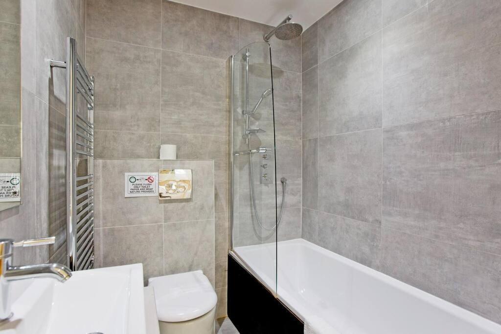 F1 Outstanding 1 Bed Duplex Apartament Londra